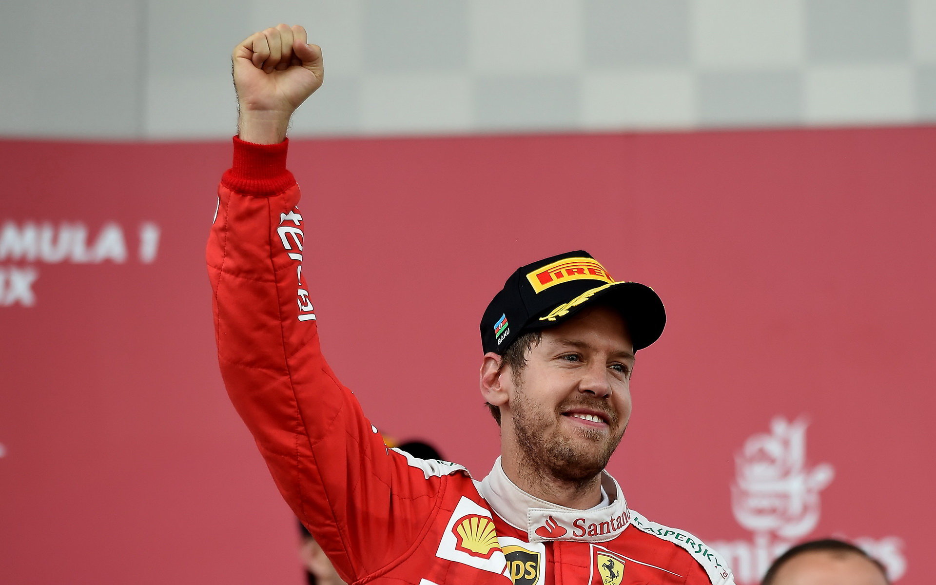 Sebastian Vettel na pódiu po závodě v Baku