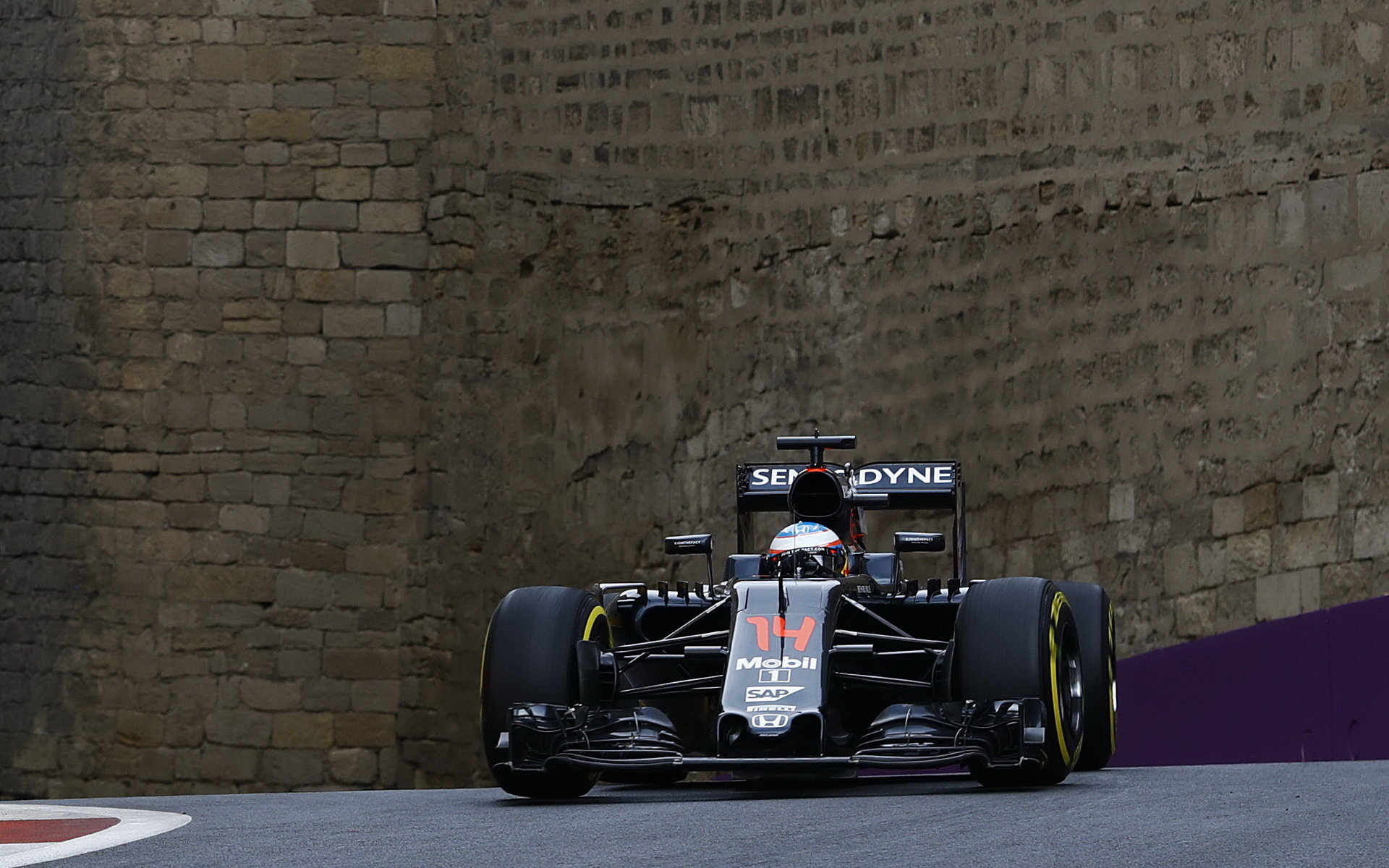 Fernando Alonso při tréninku v Baku