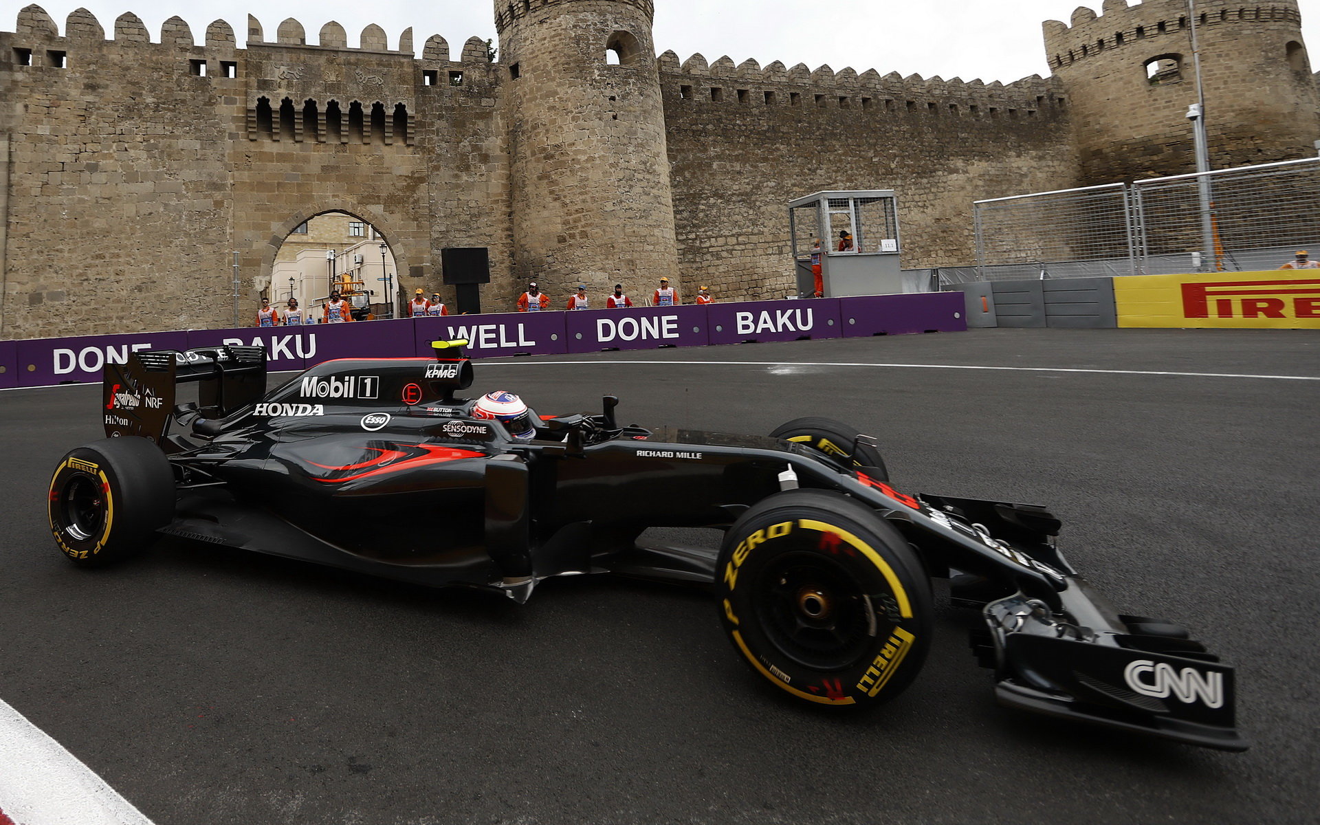 Jenson Button při tréninku v Baku