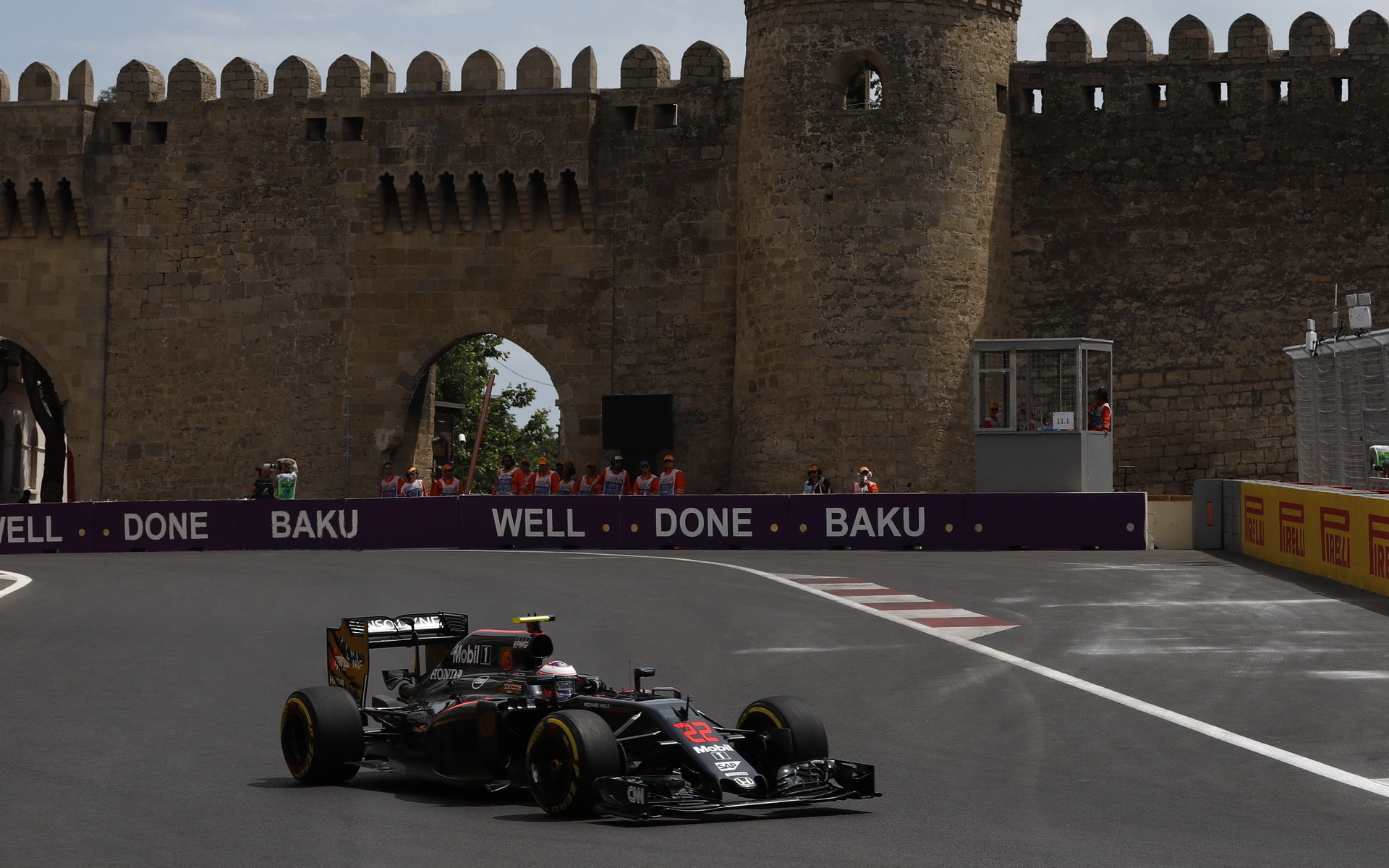 Jenson Button při tréninku v Baku