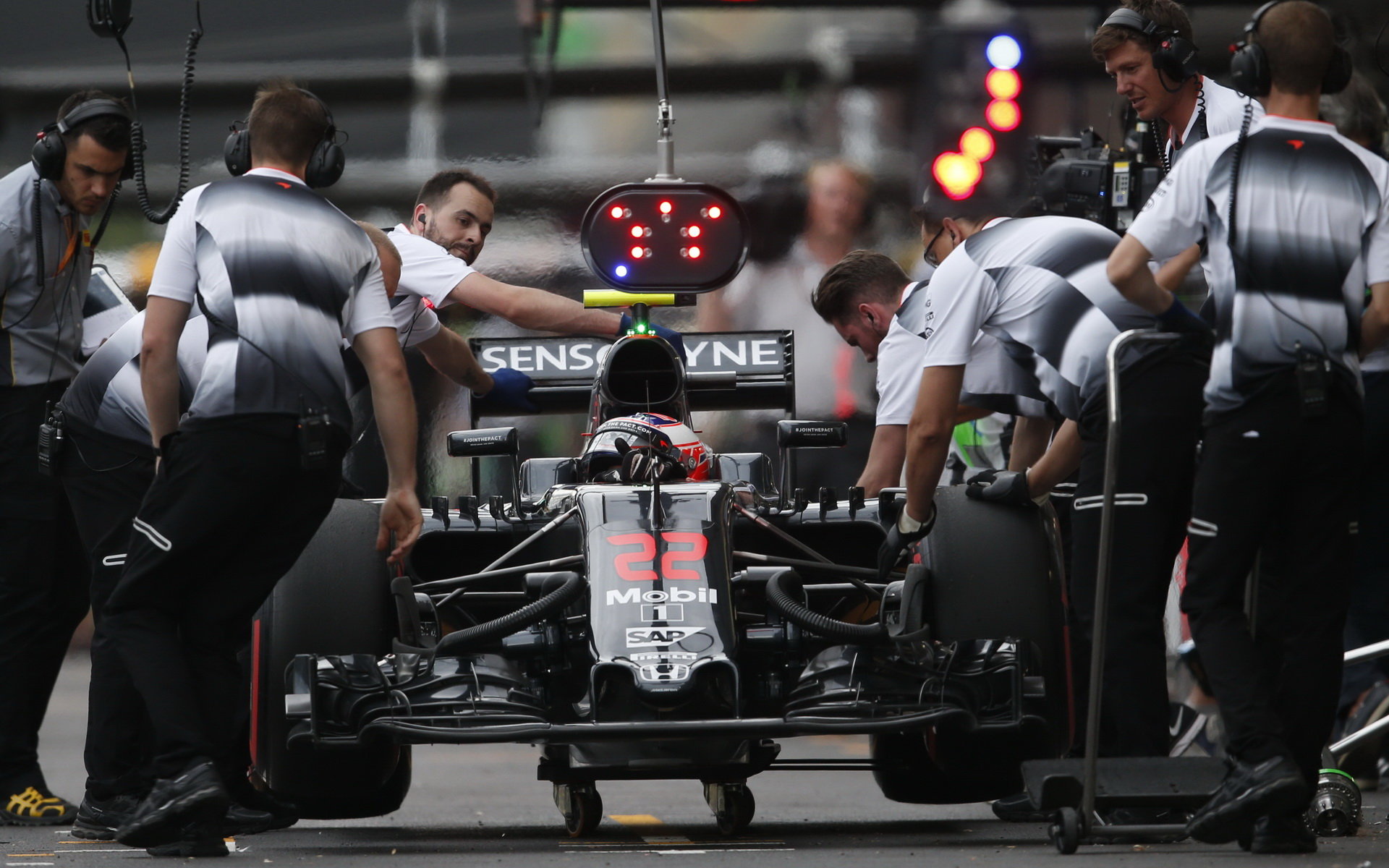 Jenson Button při tréninku v Baku