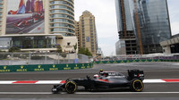 Jenson Button při tréninku v Baku