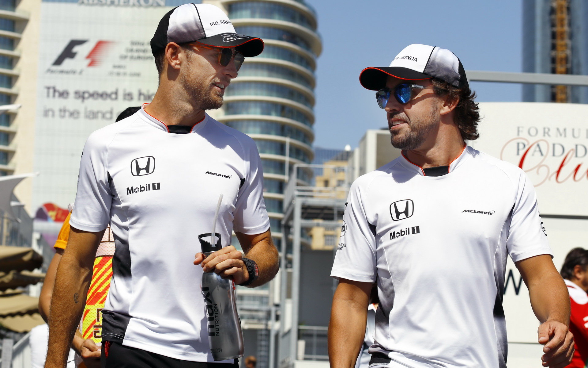 Jenson Button a Fernando Alonso v Baku