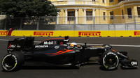Fernando Alonso při kvalifikaci v Baku