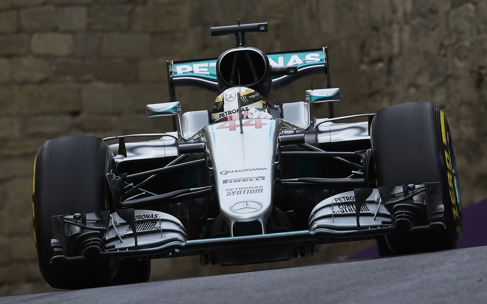 Lewis Hamilton při kvalifikaci v Baku