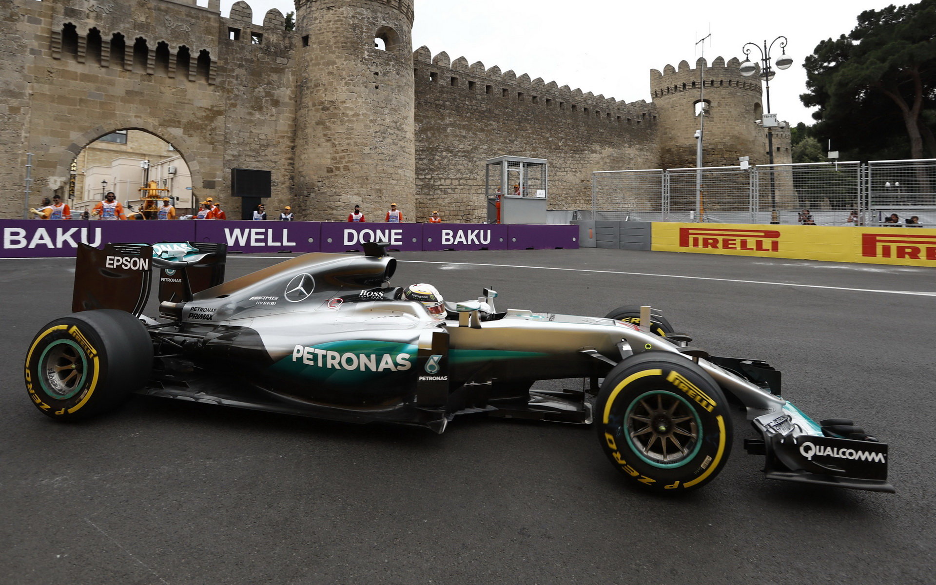 Lewis Hamilton při kvalifikaci v Baku