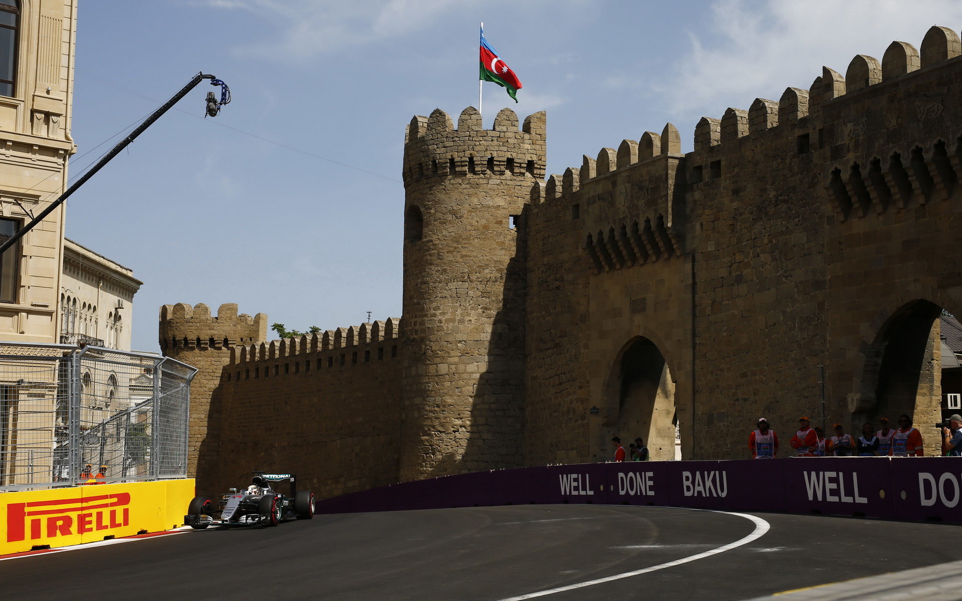 Lewis Hamilton při kvalifikaci v Baku