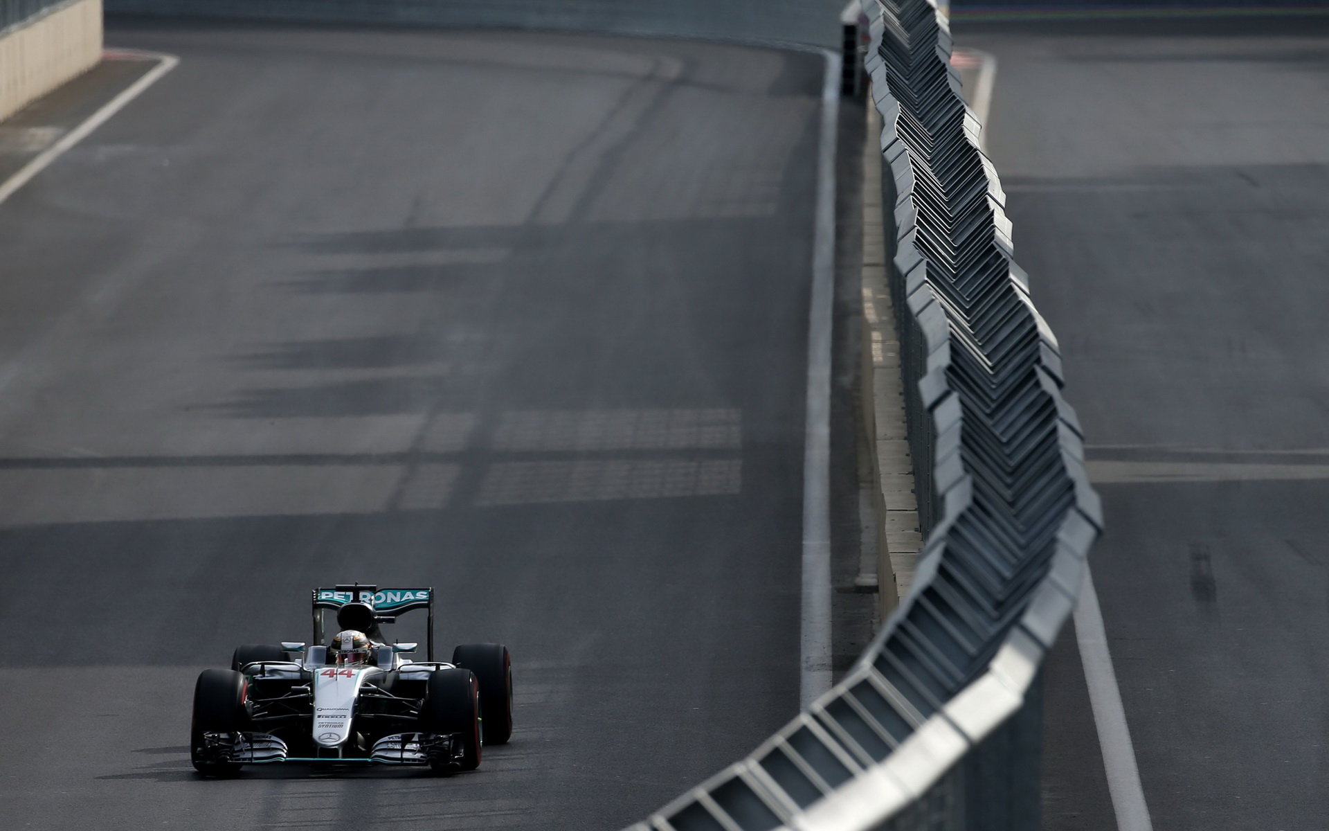 Lewis Hamilton v závodě v Baku