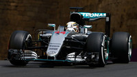 Lewis Hamilton v závodě v Baku