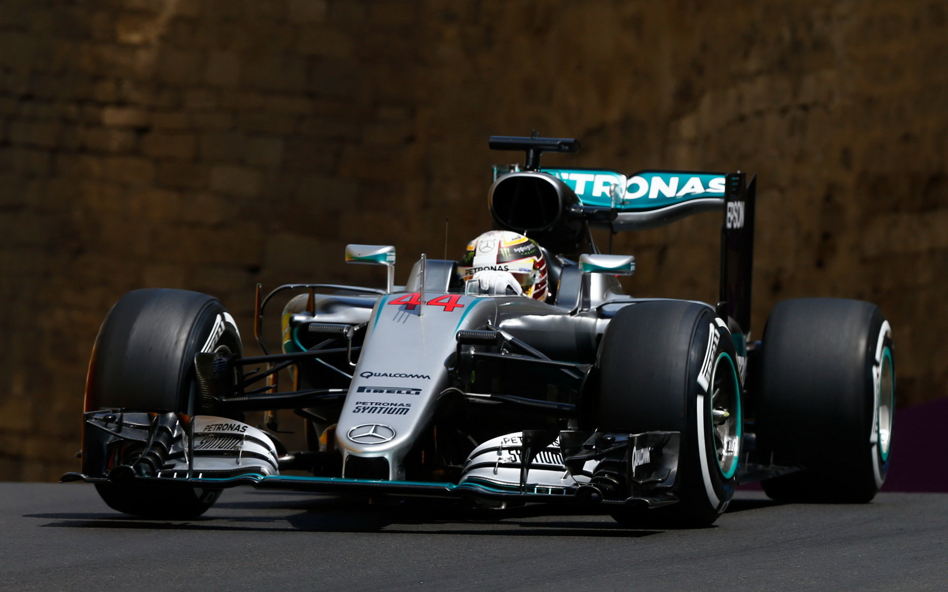 Lewis Hamilton během závodu v Baku