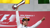 Nico Rosberg se svou trofejí na pódiu po závodě v Baku