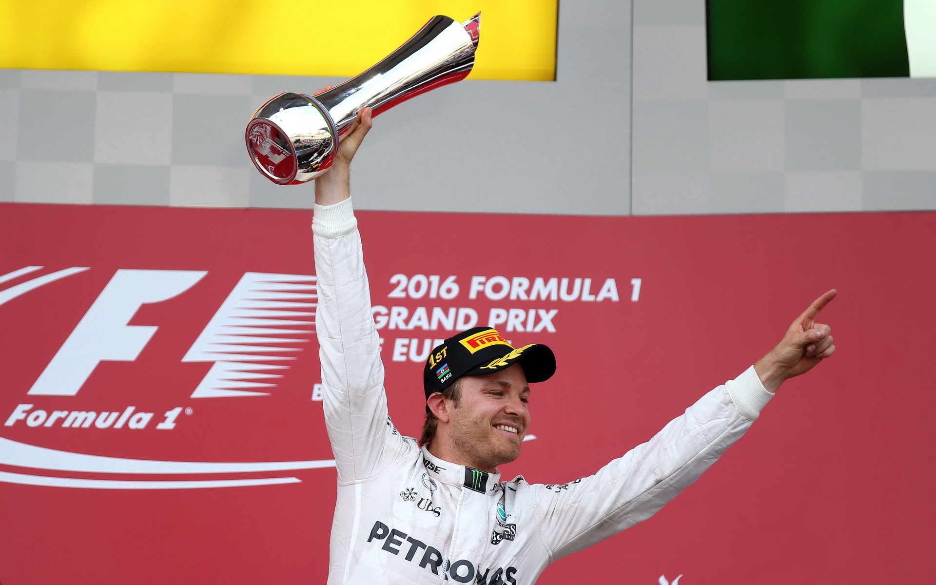 Nico Rosberg se svou trofejí na pódiu po závodě v Baku