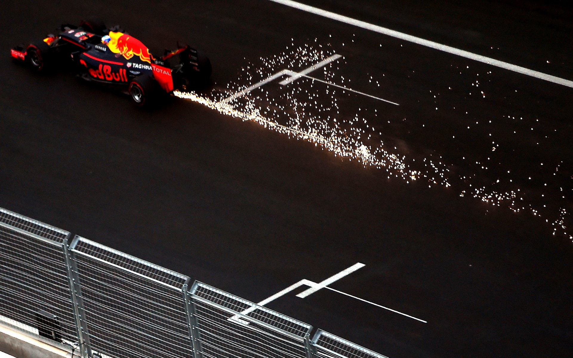 Daniel Ricciardo jiskří v kvalifikaci v Baku