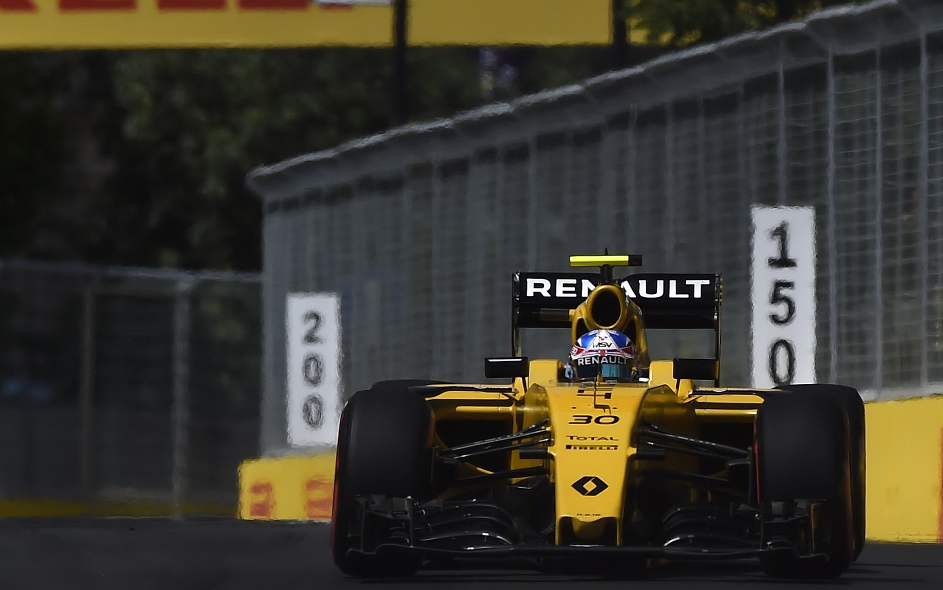 Jolyon Palmer v kvalifikaci v Baku