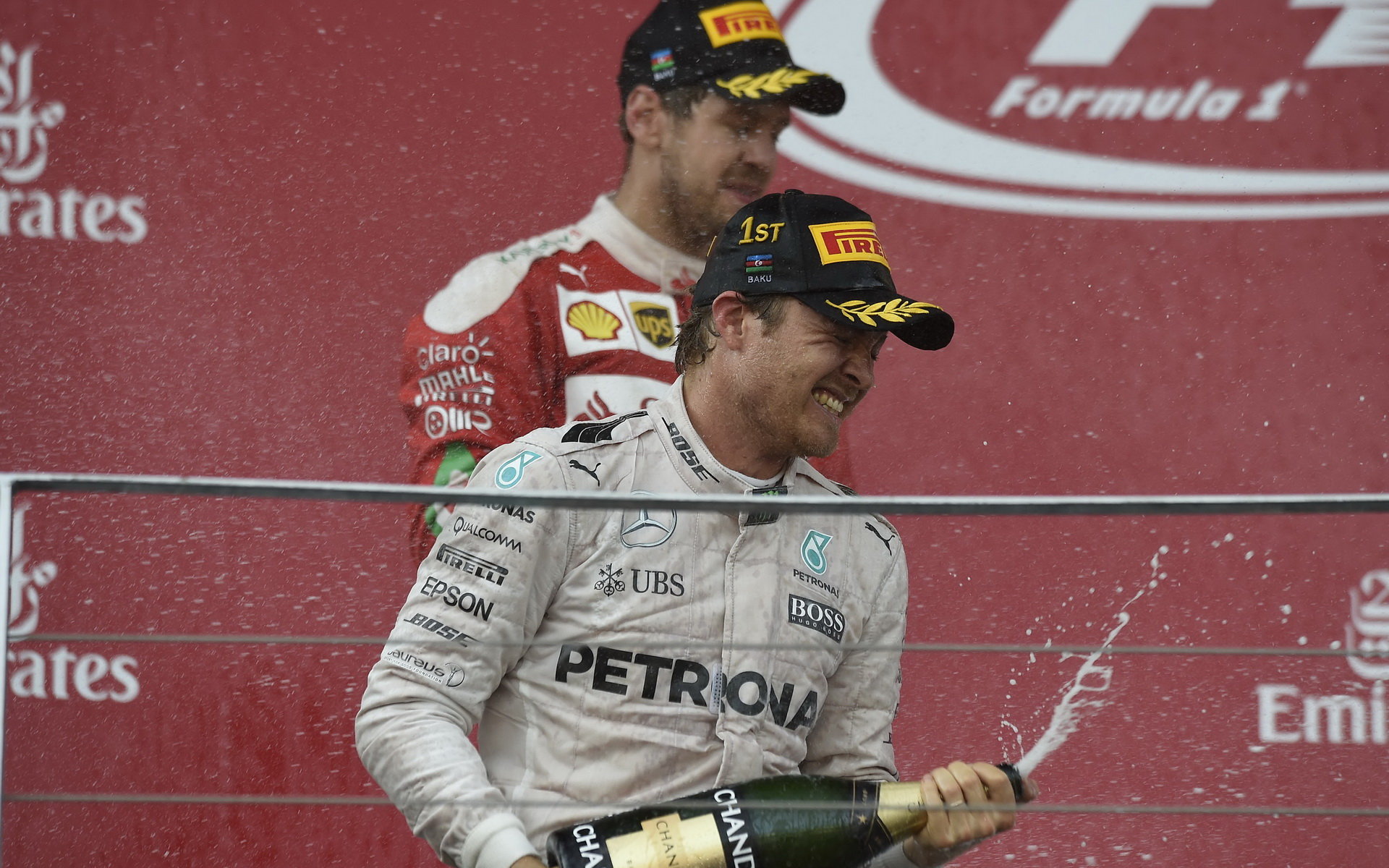 Nico Rosberg slaví vítězství po premiérovém závodě v Baku