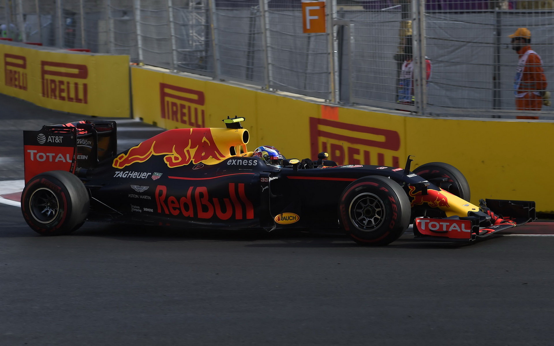 Max Verstappen v závodě v Baku