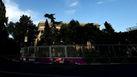 Carlos Sainz v závodě v Baku