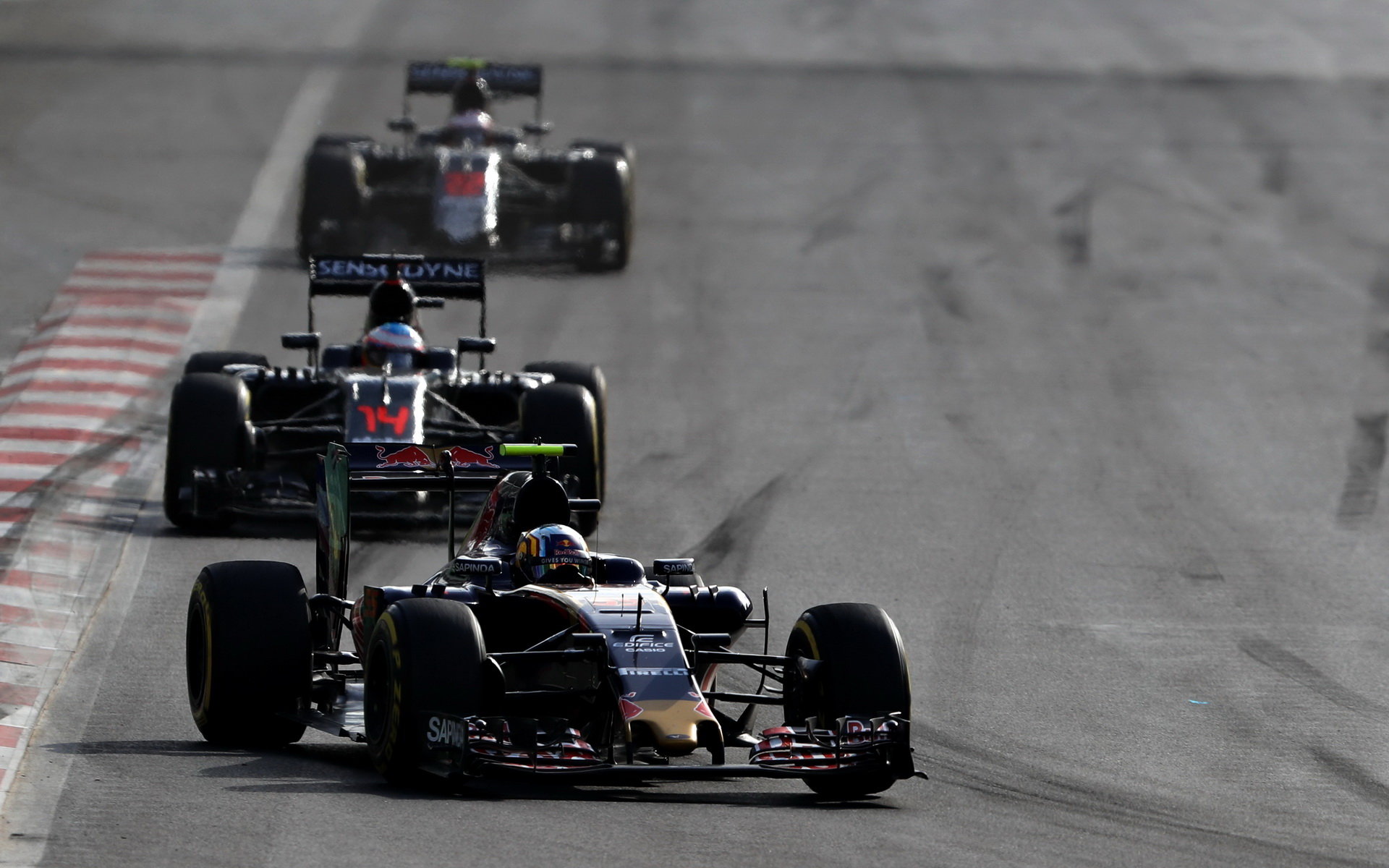 Carlos Sainz před vozy McLarenu v závodě v Baku