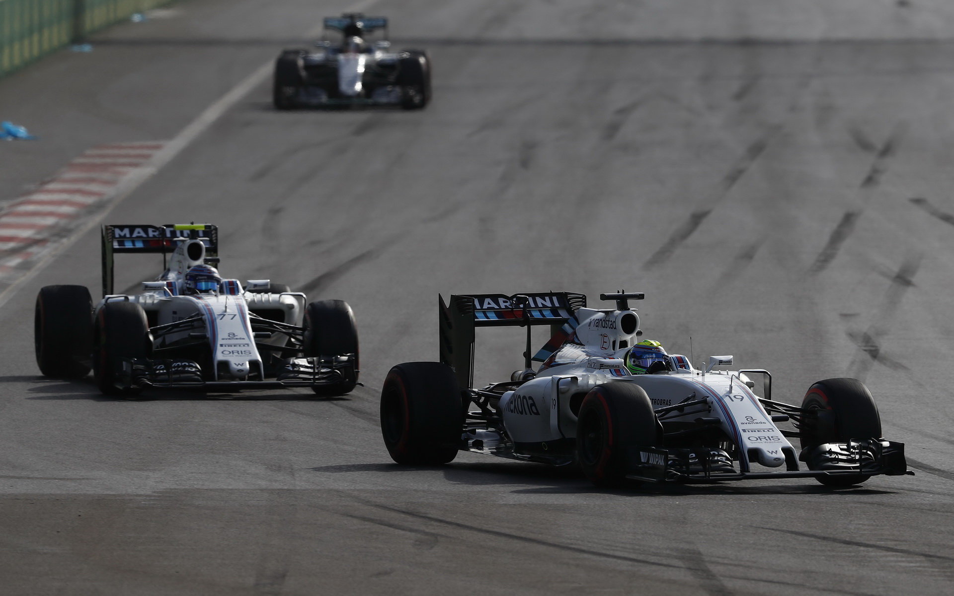 Felipe Massa a Valtteri Bottas v závodě v Baku