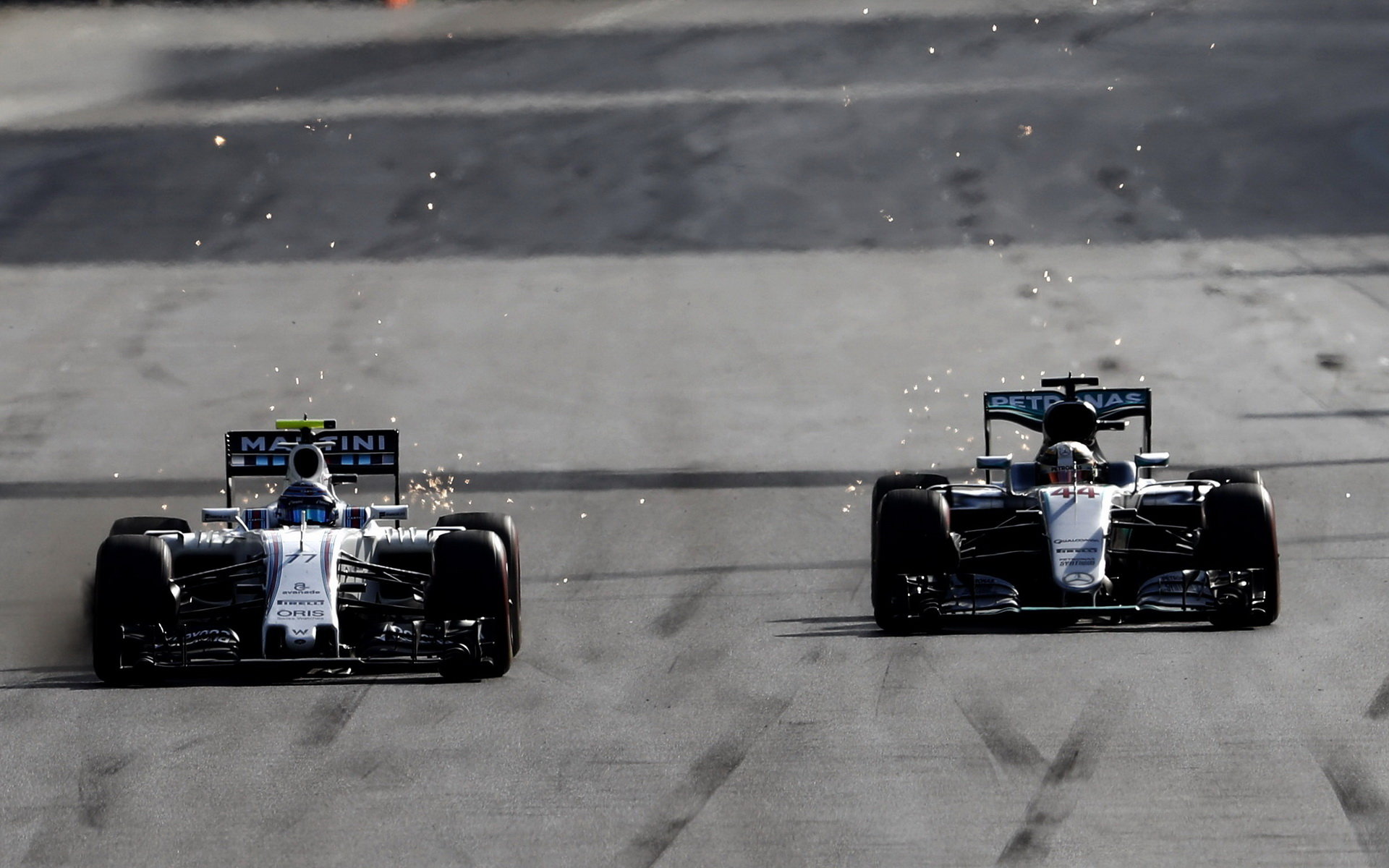 Valtteri Bottas předjíždí Lewise Hamiltona v závodě v Baku