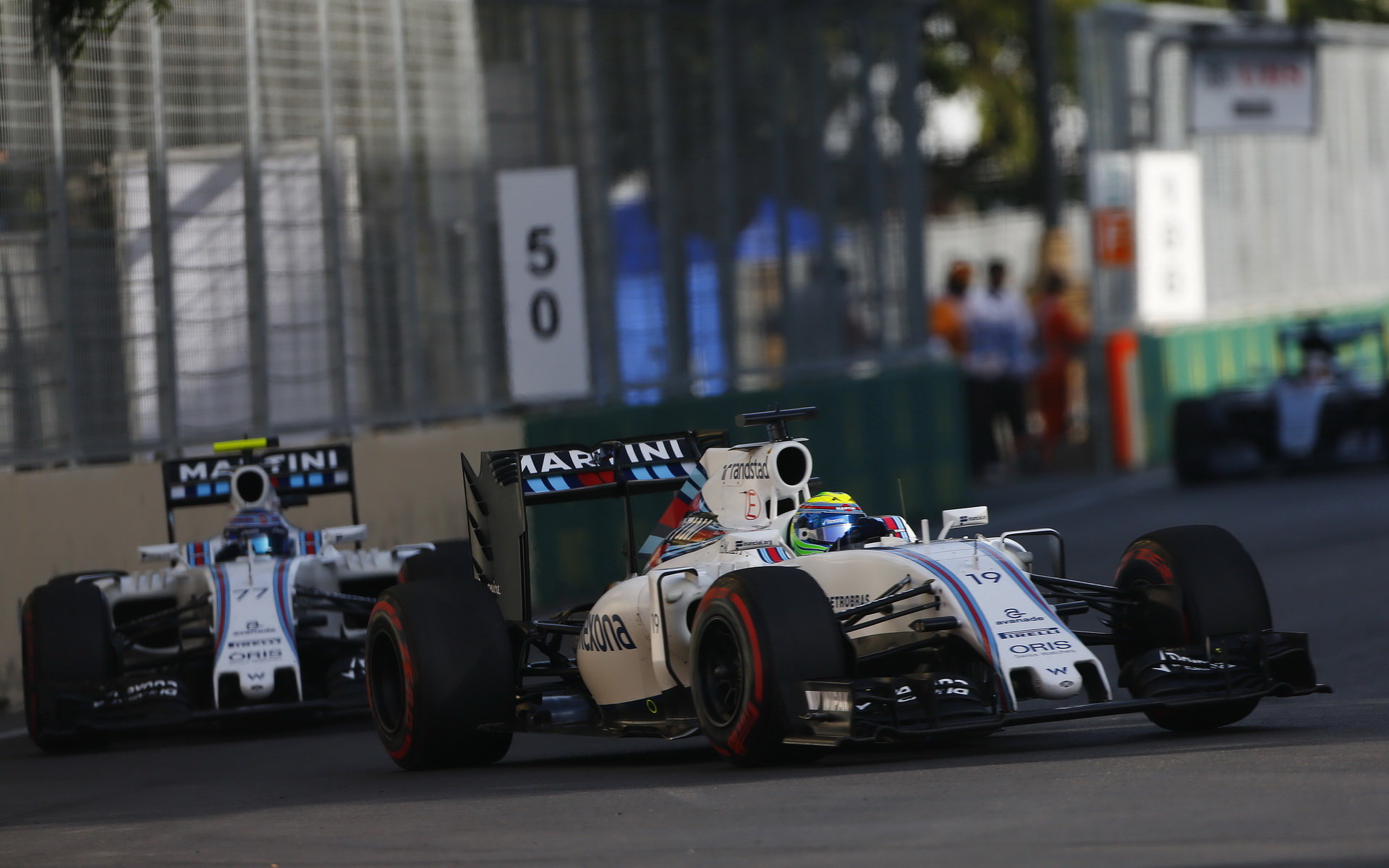 Felipe Massa a Valtteri Bottas v závodě v Baku