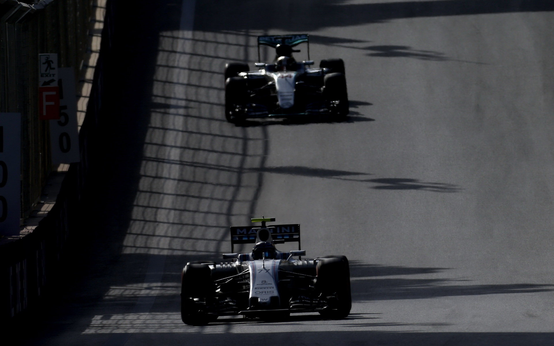 Valtteri Bottas a Lewis Hamilton v závodě v Baku