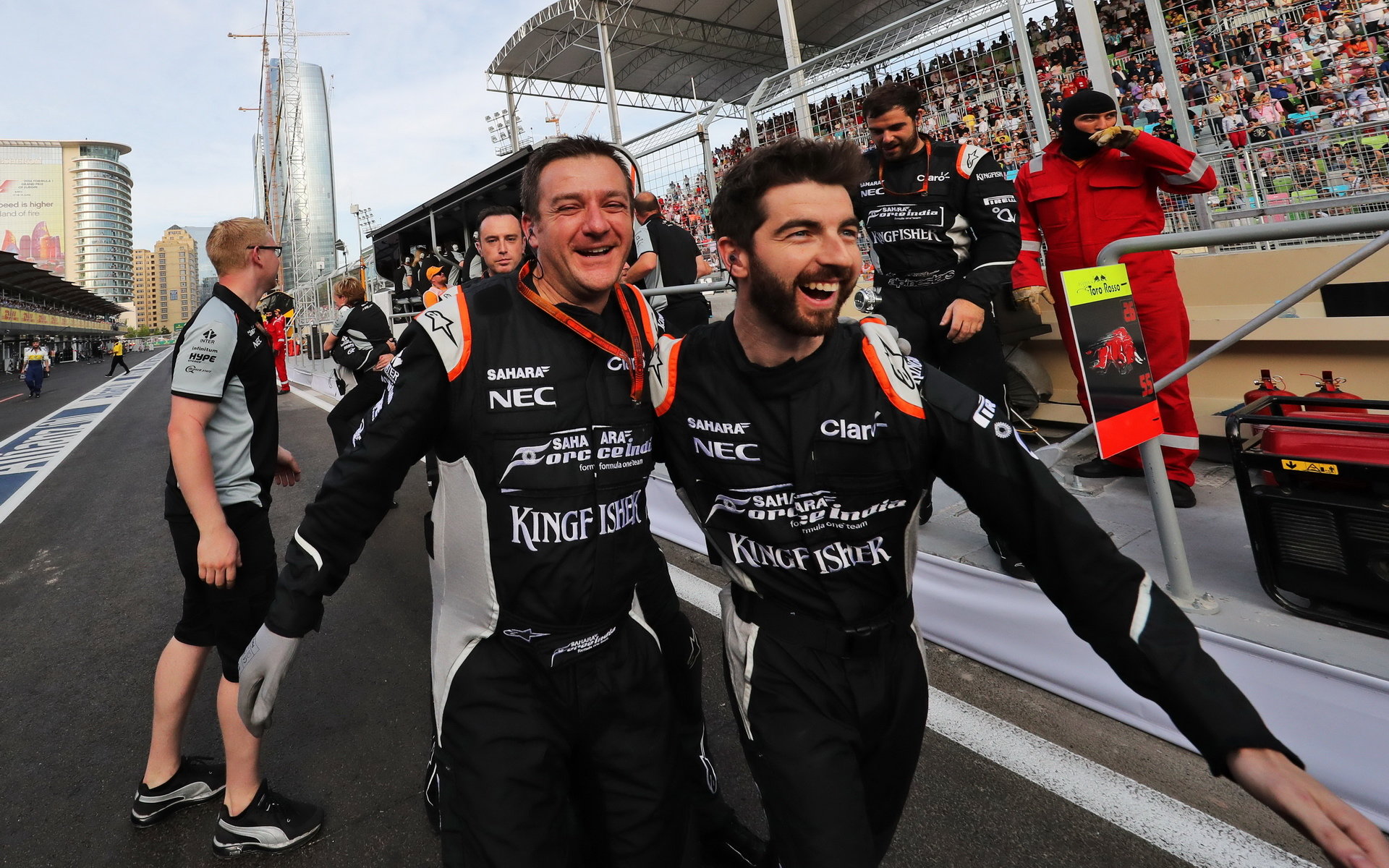 Radost mechaniků týmu Force India v Baku