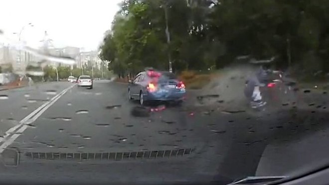 nehoda a nepřipoutaný majitel BMW