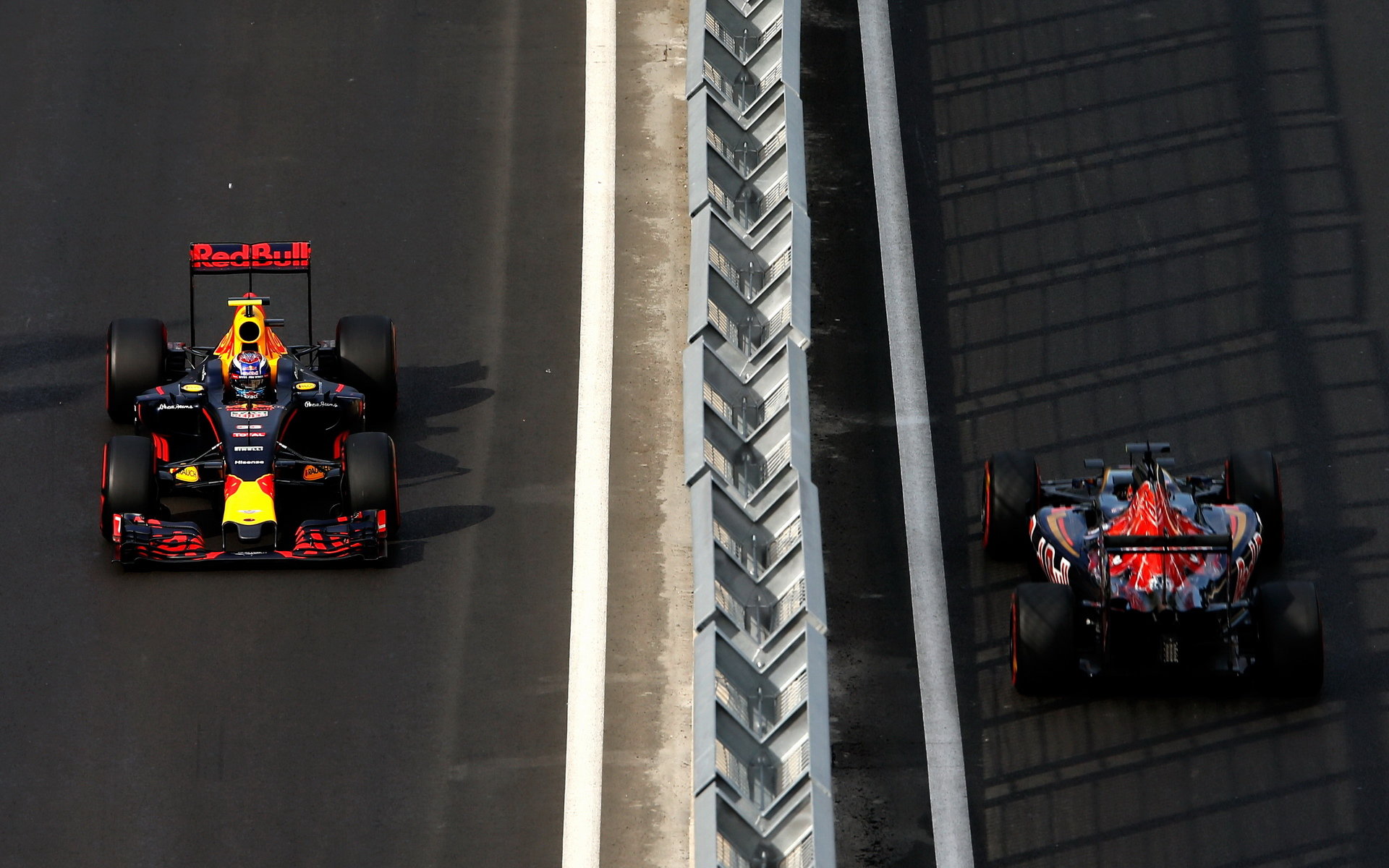 Max Verstappen a Daniil Kvjat v závodě v Baku