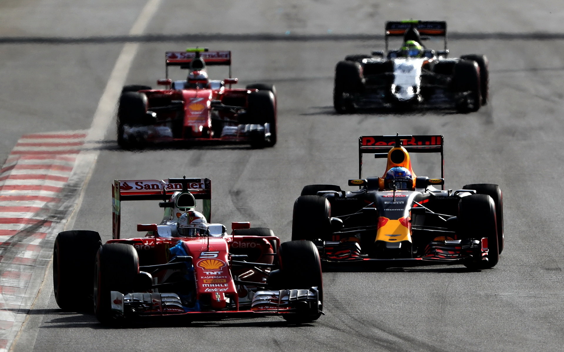 Sebastian Vettel a Daniel Ricciardo v závodě v Baku