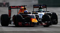 Daniel Ricciardo a Nico v závodě v Baku