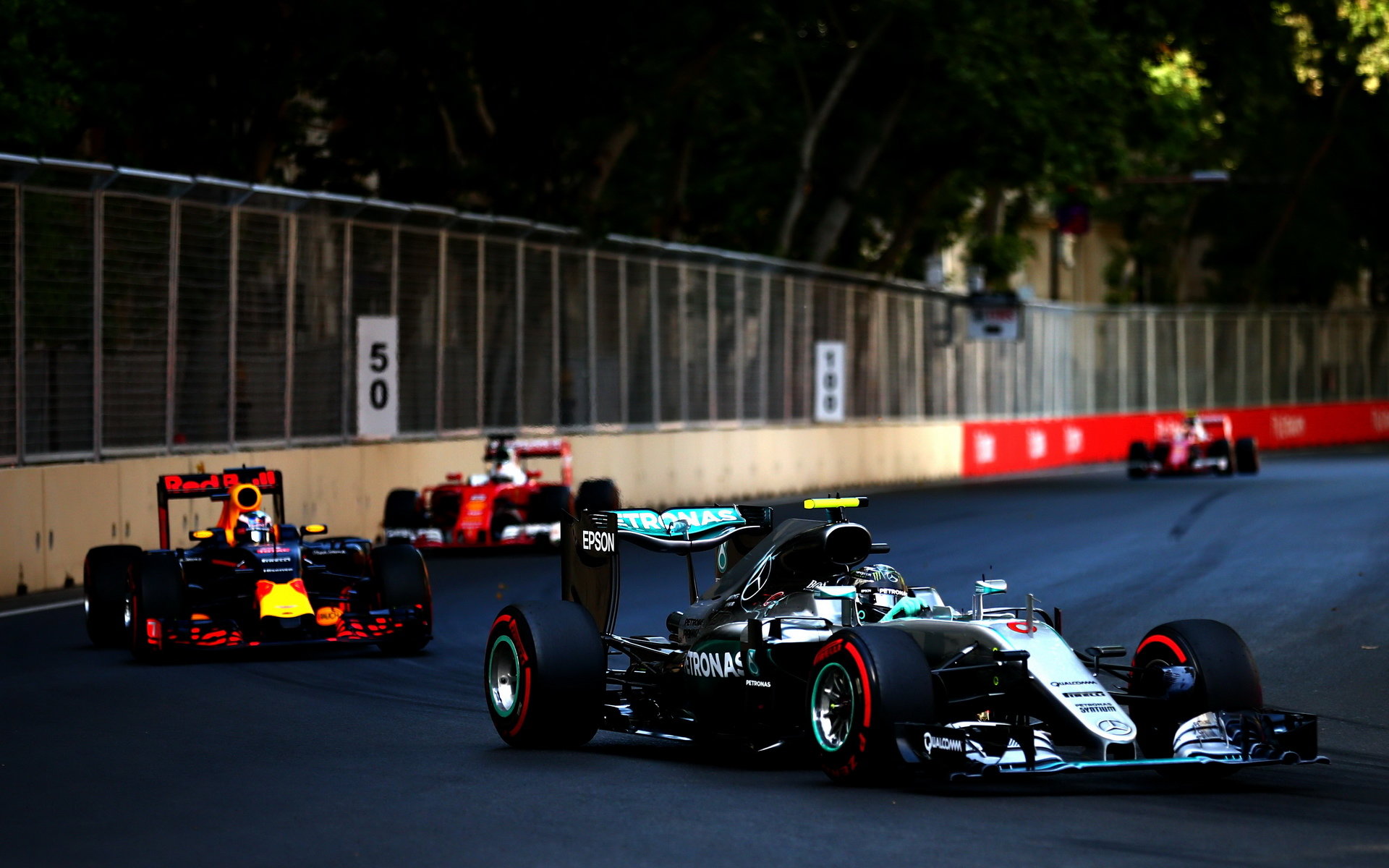 Nico Rosberg a Daniel Ricciardo v závodě v Baku