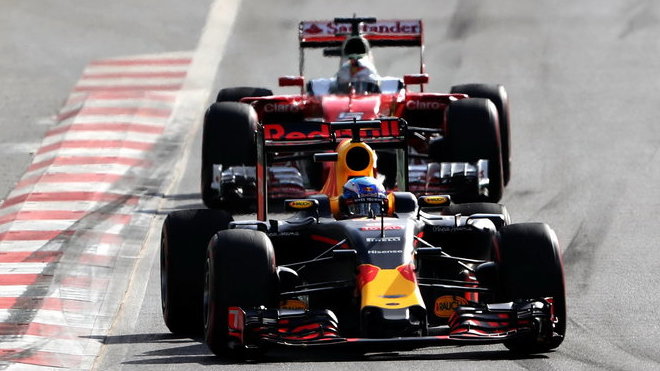 Daniel Ricciardo a Sebastian Vettel - každý má nadále svůj názor