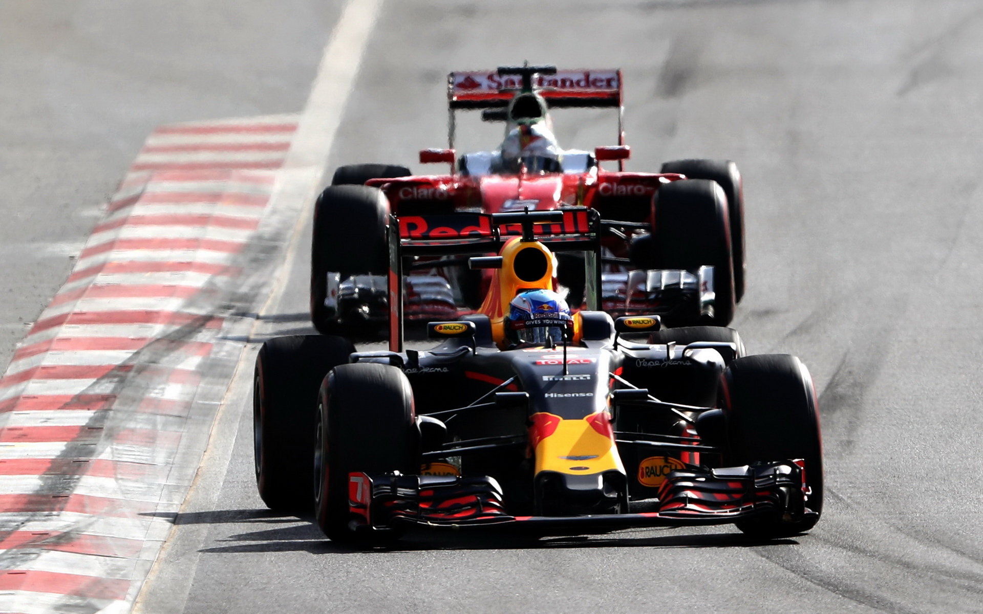 Daniel Ricciardo a Sebastian Vettel - každý má nadále svůj názor