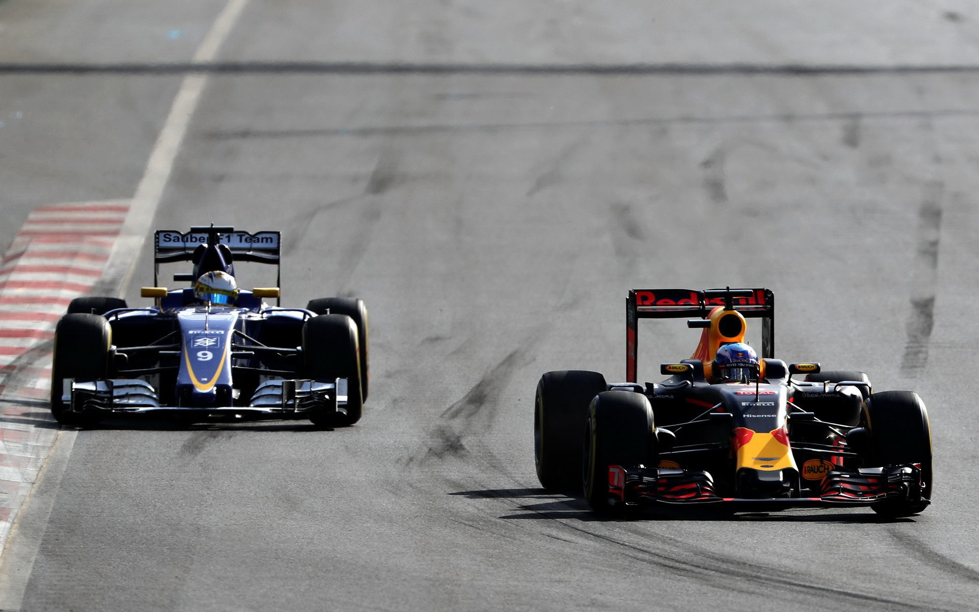 Daniel Ricciardo a Marcus Ericsson v závodě v Baku