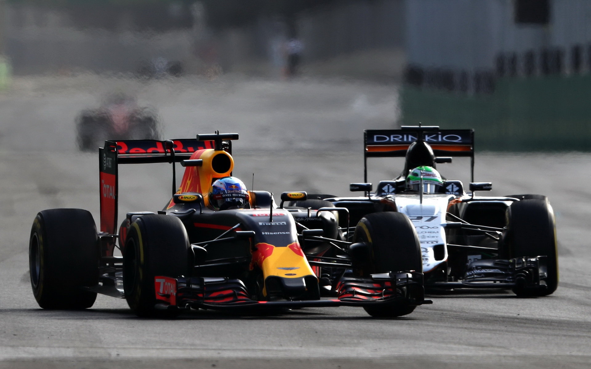 Daniel Ricciardo a Nico v závodě v Baku