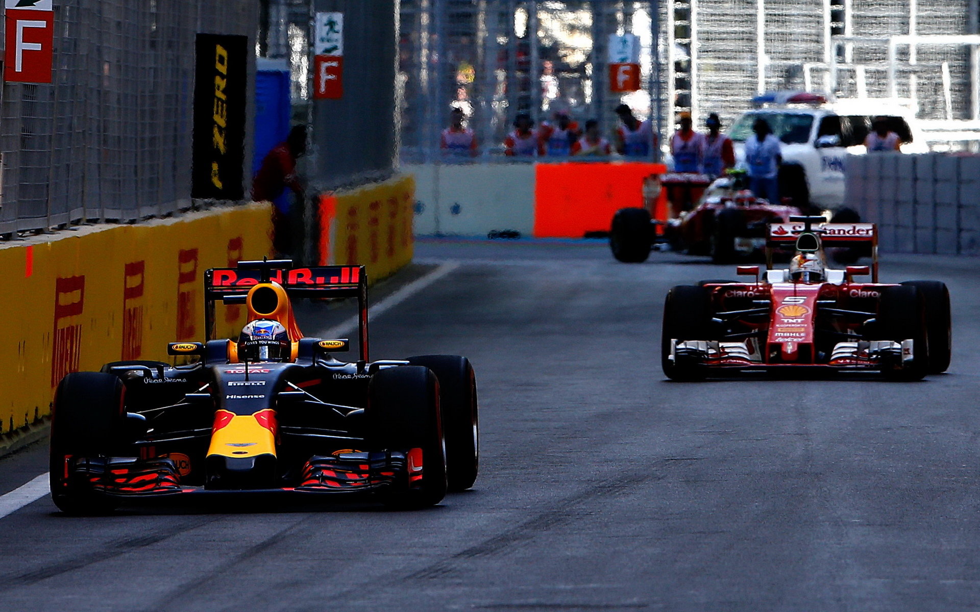 Daniel Ricciardo a Sebastian Vettel v závodě v Baku