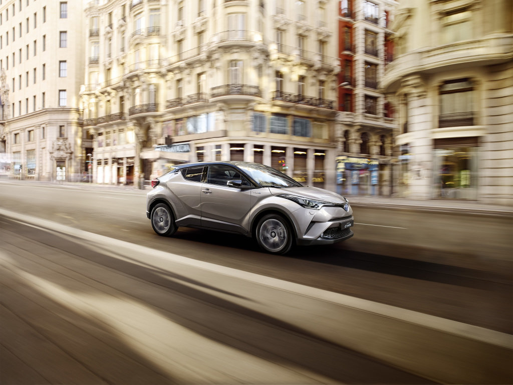 Toyota C-HR se po ženevské premiéře představuje detailněji, a to včetně interiéru.