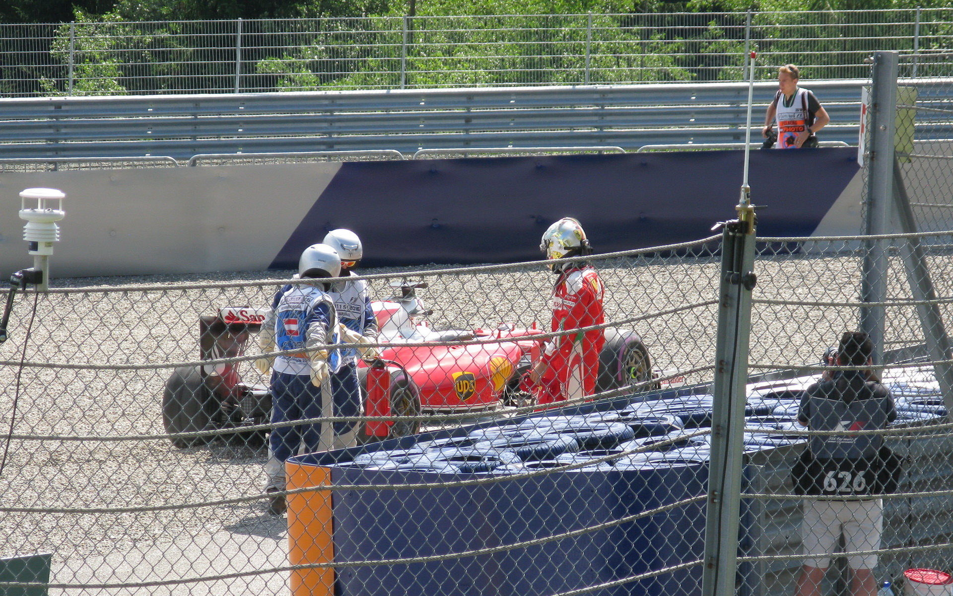 Sebastian Vettel vyjel mimo trať při pátečním tréninku na Red Bull Ringu