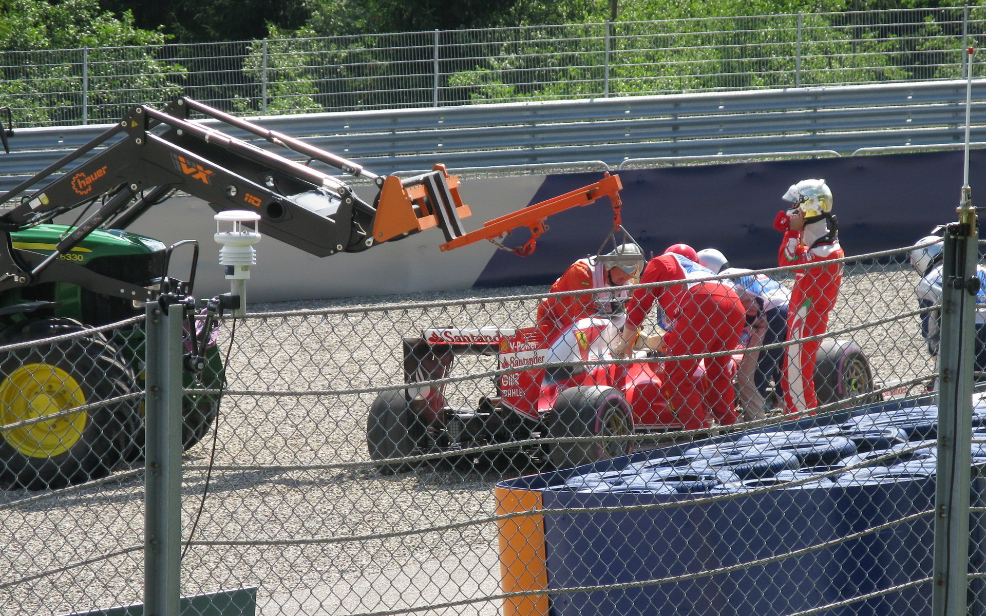 Sebastian Vettel vyjel mimo trať při pátečním tréninku na Red Bull Ringu