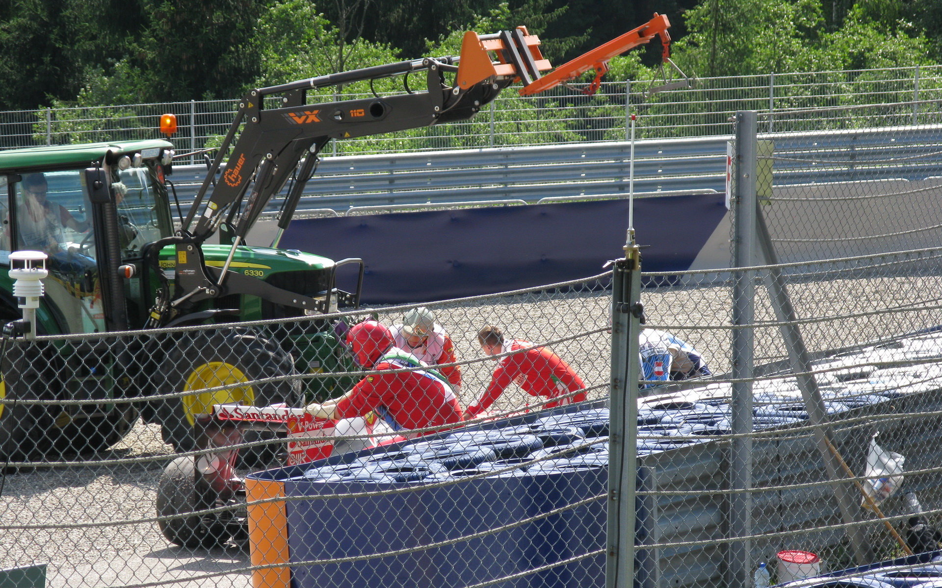 Sebastian Vettel vyjel mimo trať při pátečním tréninku na Red Bull Ringu