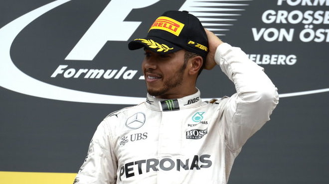Lewis Hamilton si na pódiu Red Bull Ringu musel vyslechnout i pískot