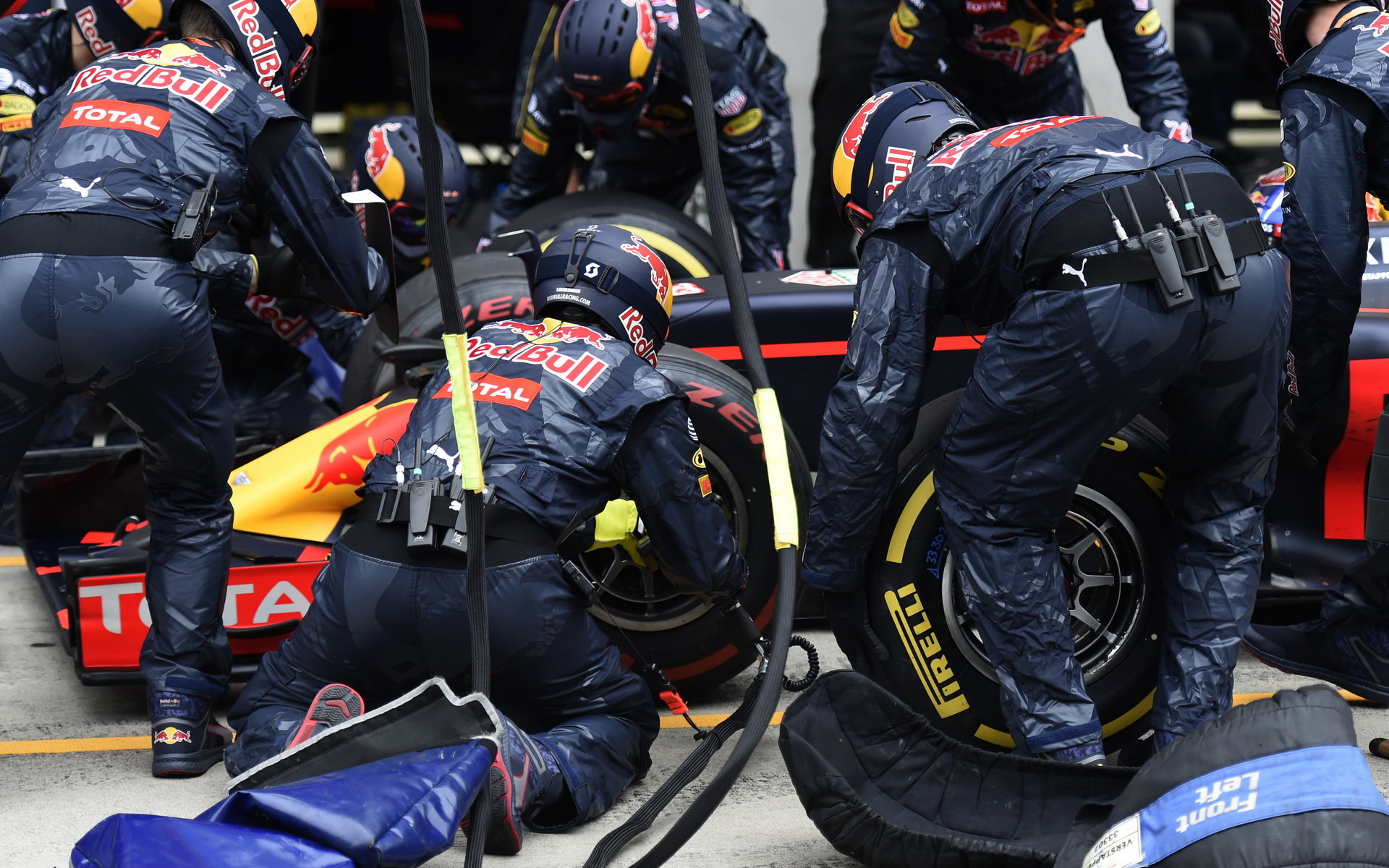 Výměna pneumatik týmu Red Bull v závodě na Red Bull Ringu