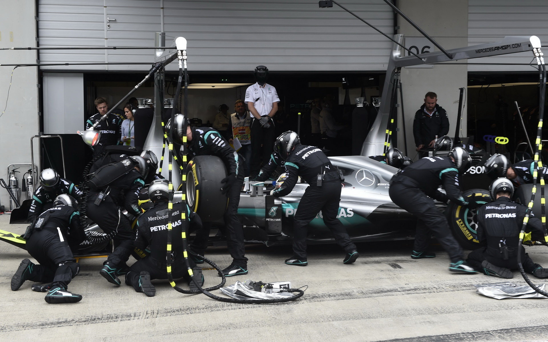 Výměna pneumatik týmu Mercedes v závodě na Red Bull Ringu