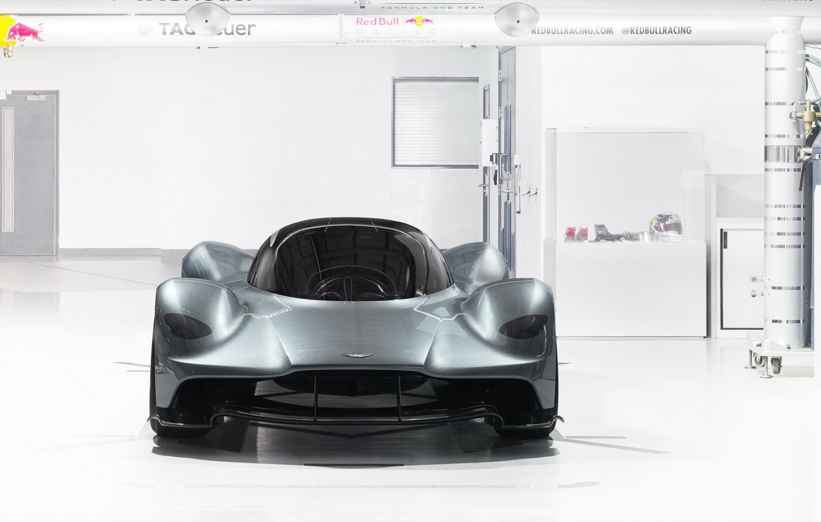 Aston Martin AM-RB 001 je výsledkem spolupráce mezi Aston Martinem a Red Bullem.