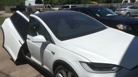 Tesla Model X s utrženými dveřmi