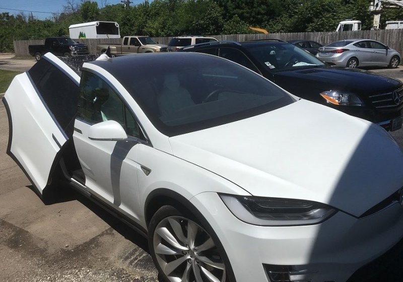 Tesla Model X s utrženými dveřmi