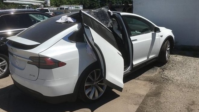 Tesla Model X s utrženými dveřmi