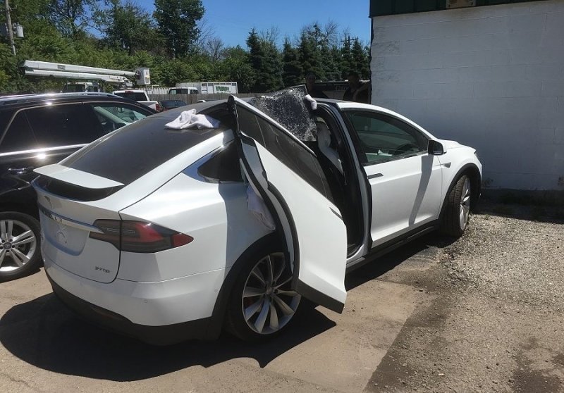 Tesla Model X s utrženými dveřmi