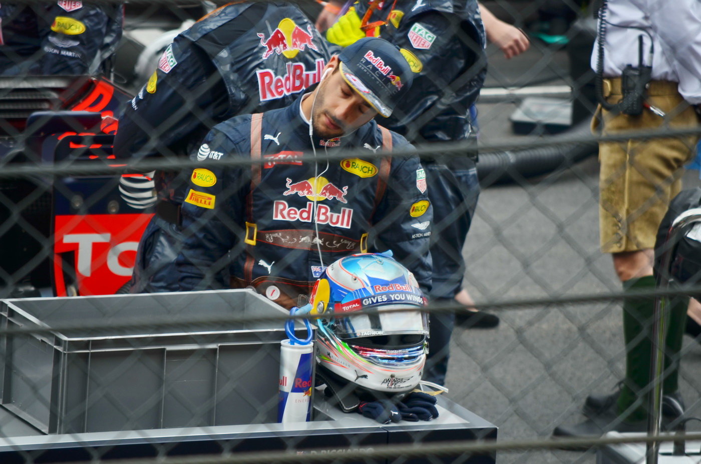 Daniel Ricciardo před startem GP Rakouska (Red Bull Ring) poslouchal hudbu a tančil na startovním rostu.